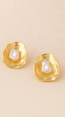 Mira Pearled Oyster Stud Earrings - Gold